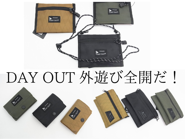 白背景に「DAY OUT 外遊び全開だ!」という大きな文字が書かれ、その下に「DAY OUT」シリーズの様々なカラー(カーキ、ブラック、ブラウン)のアイテムが並べられています。手前にはミニマム財布が広げられた状態や、閉じられた状態のものが複数個、奥にはネックストラップ付きのミニマム財布やサコッシュが3色並んでいます。