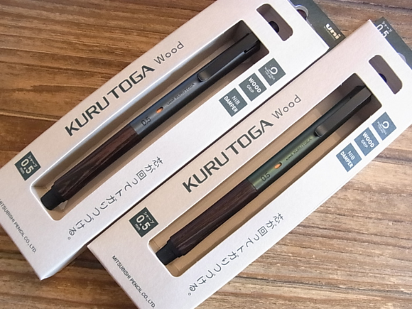 左からスチールグレーのクルトガウッド、右からフォレストグリーンのクルトガウッド。大阪ウイシンで販売中の新商品。ともに3850円