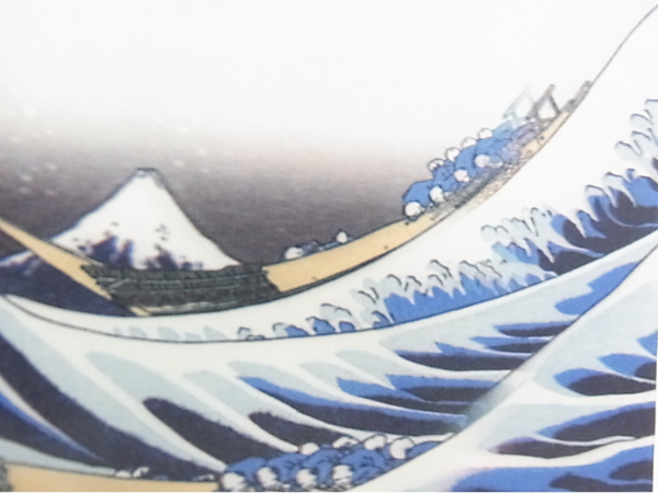 浪の上を船が航行している画像