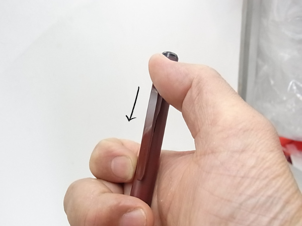 ペン上部のノックボタンを指で押している画像