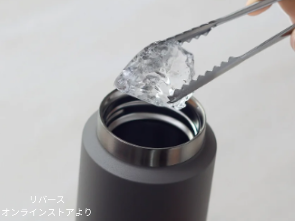 ボトルに氷を入れるシーン