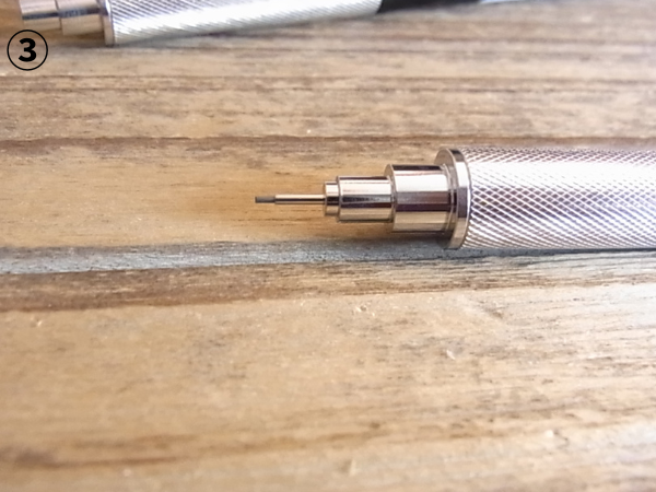 Kiteraダブルノックシャープペン KS-02 ペン先ガイド 収納 筆記状態 比較さらに軽くノックして芯を出した状態