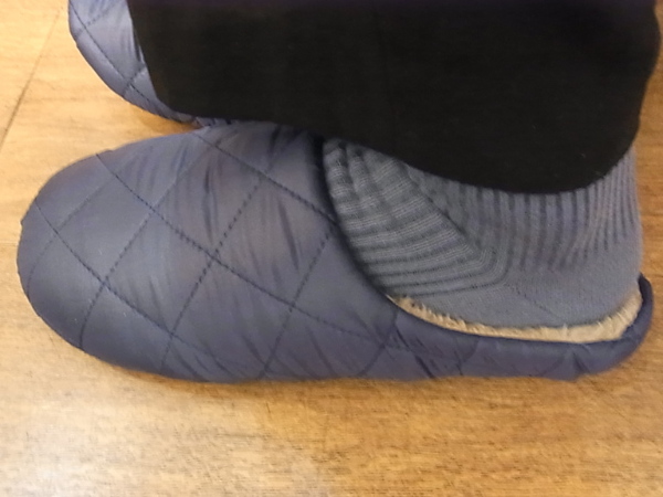 ネイビーのスリッパを着用した画像