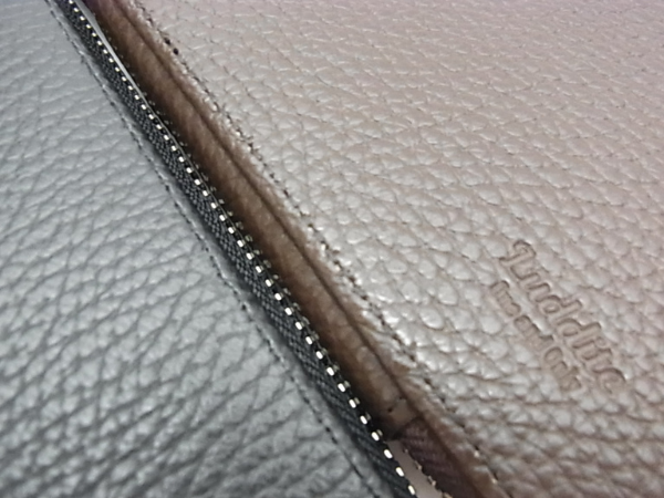 ブラック、ウイスキーカラーの革表面の拡大画像