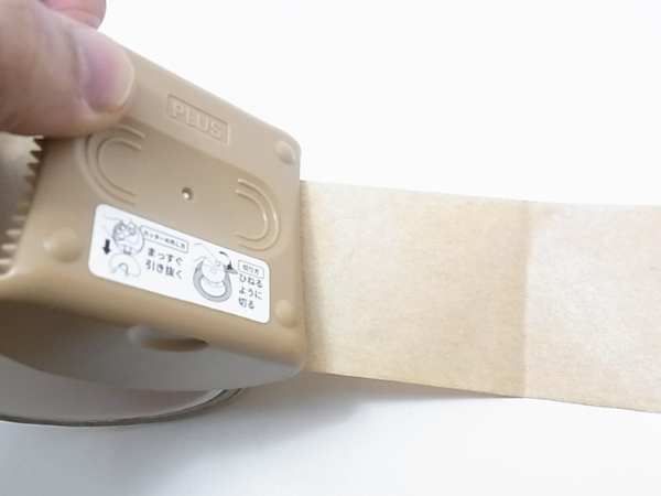 テープを引き出している写真