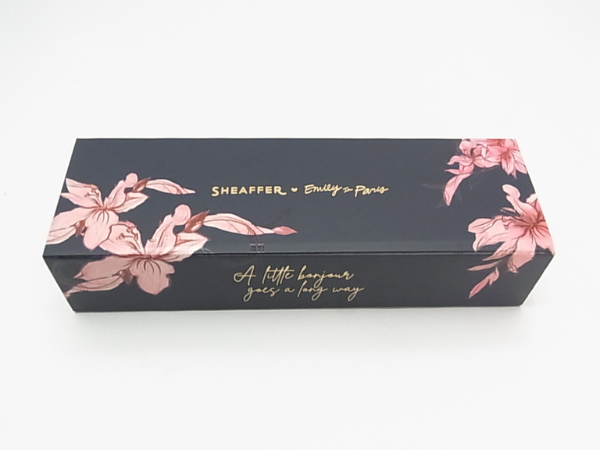 花柄が入った外箱