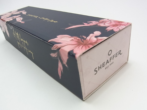 パッケージの箱を斜めから撮った画像