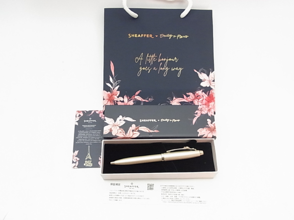 セット内容・花柄のペーパーバッグ・花柄のしおり・保証書・ボールペン本体・パッケージ