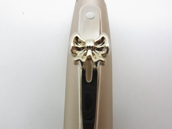 リボン型エンブレム