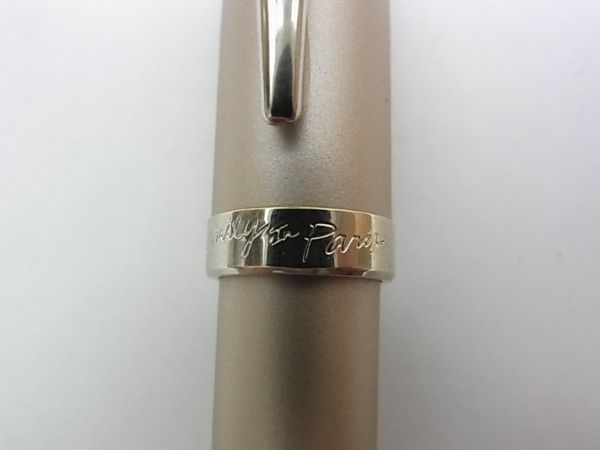 EMILY IN PARISの手書き風刻印