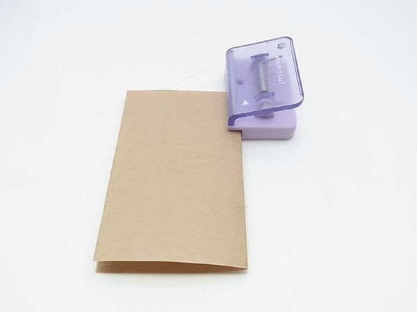 半分に折った紙をメモカットに通した画像