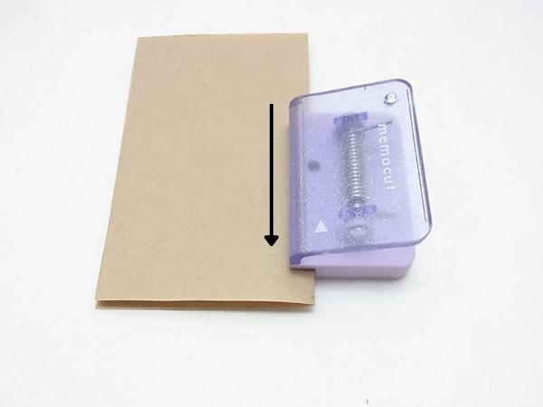 紙をスライドしているメモカットの画像