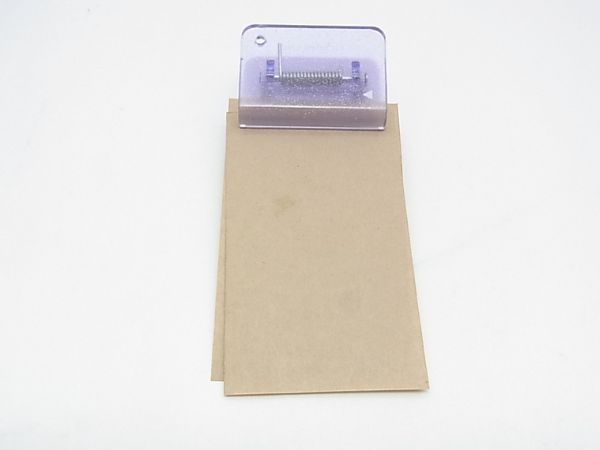 カットした紙をメモカットのクリップに挟んだ画像