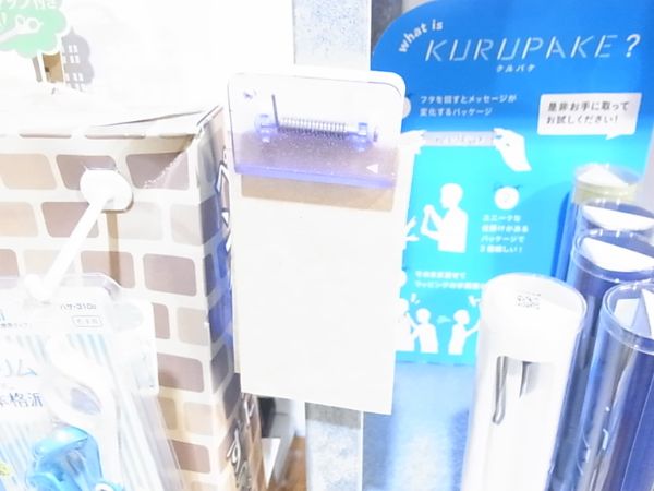 紙をクリップに挟んだ状態のメモカットをマグネットで取り付けた実例画像